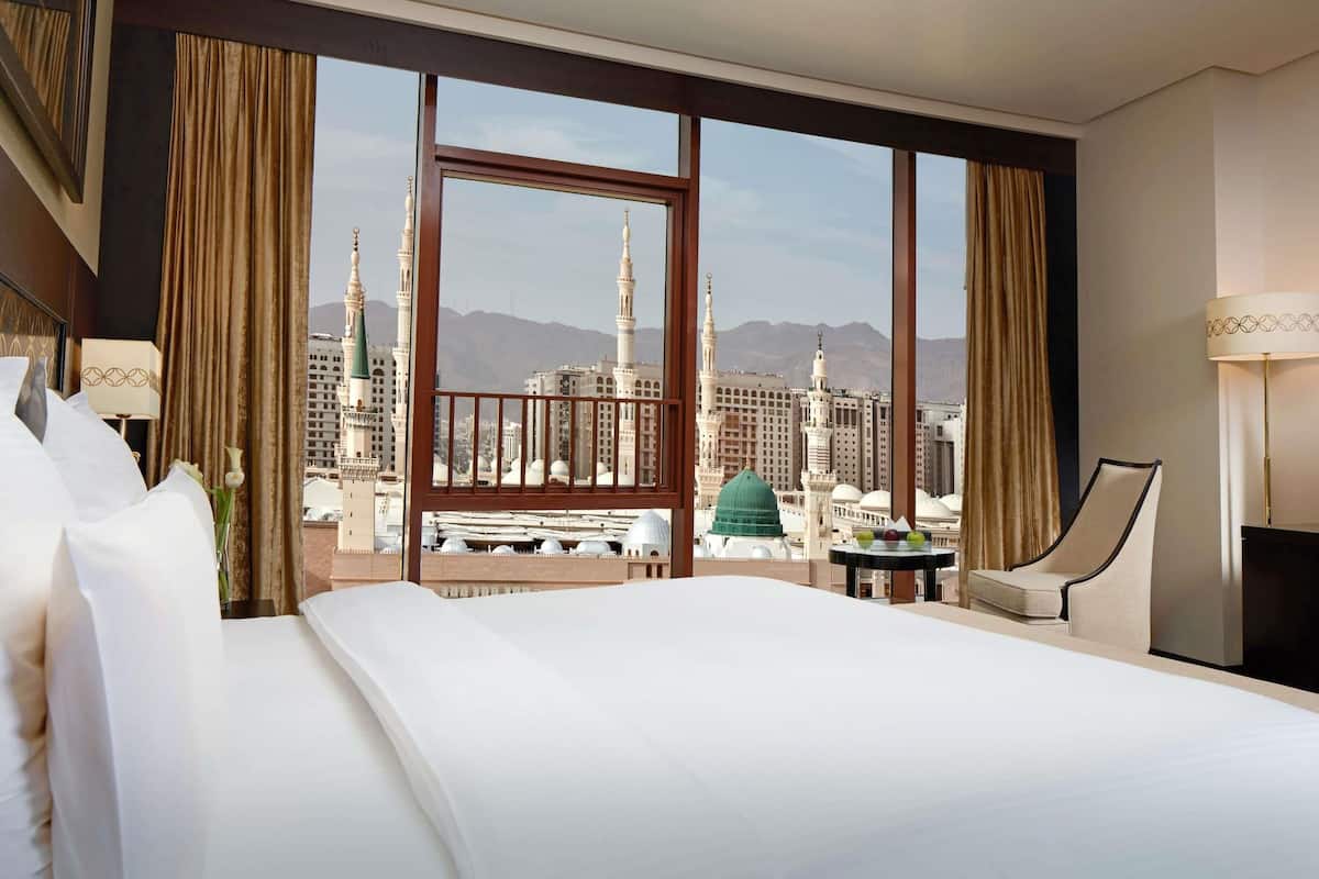 Phòng Deluxe, 1 giường cỡ king (Panoramic Haram View) | 1 phòng ngủ, bộ đồ giường cao cấp, két bảo mật tại phòng, bàn