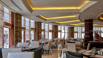 4 restaurants; breakfast, lunch and dinner served