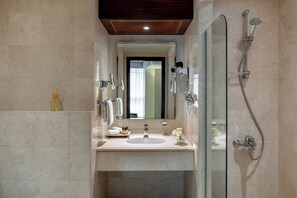 Douche à « effet pluie », articles de toilette de luxe, sèche-cheveux