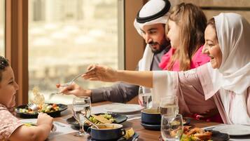 Petit déjeuner buffet (86 SAR par personne)