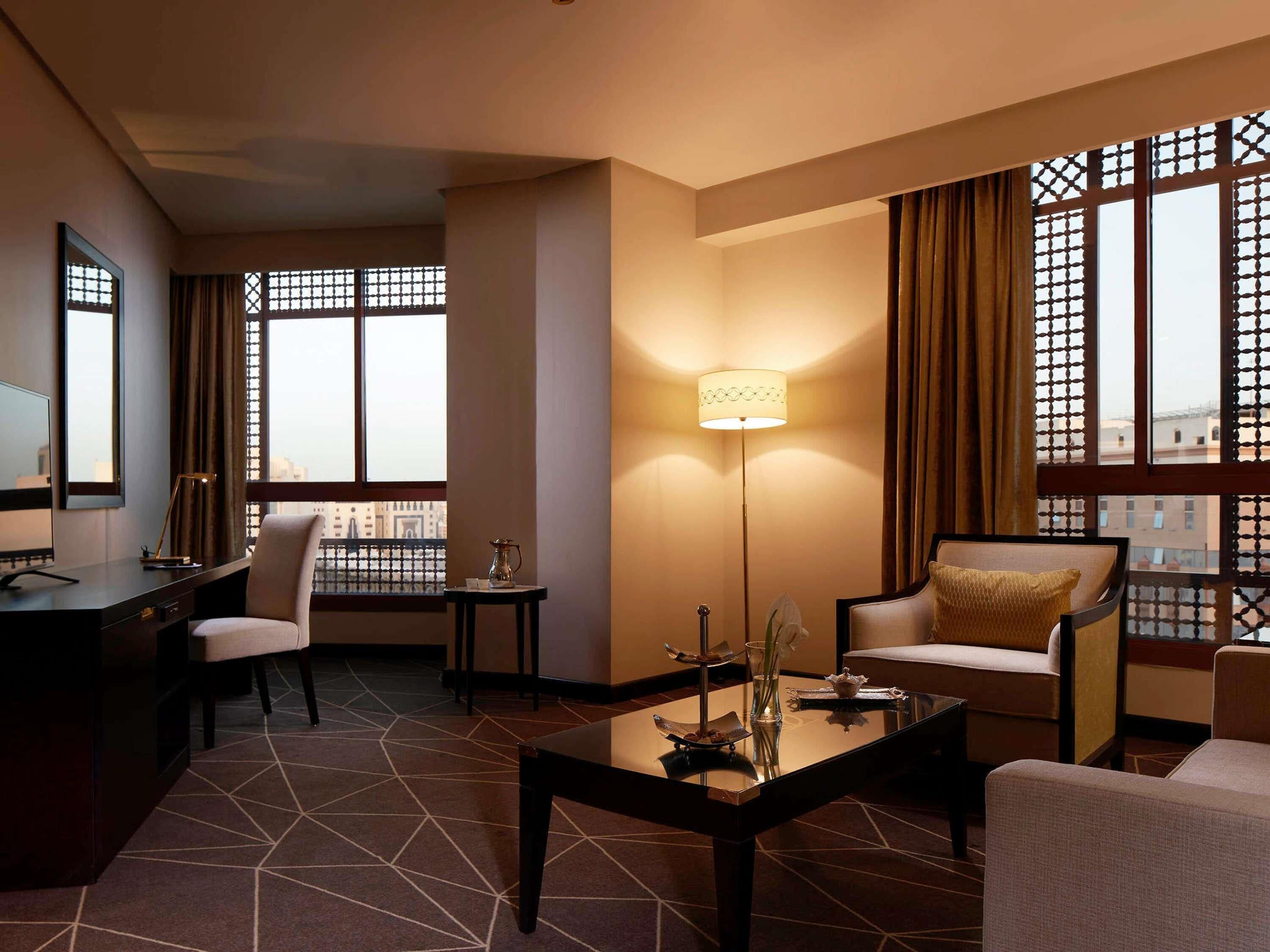 Suite Deluxe, 1 très grand lit, vue ville | Literie de qualité supérieure, coffres-forts dans les chambres, bureau