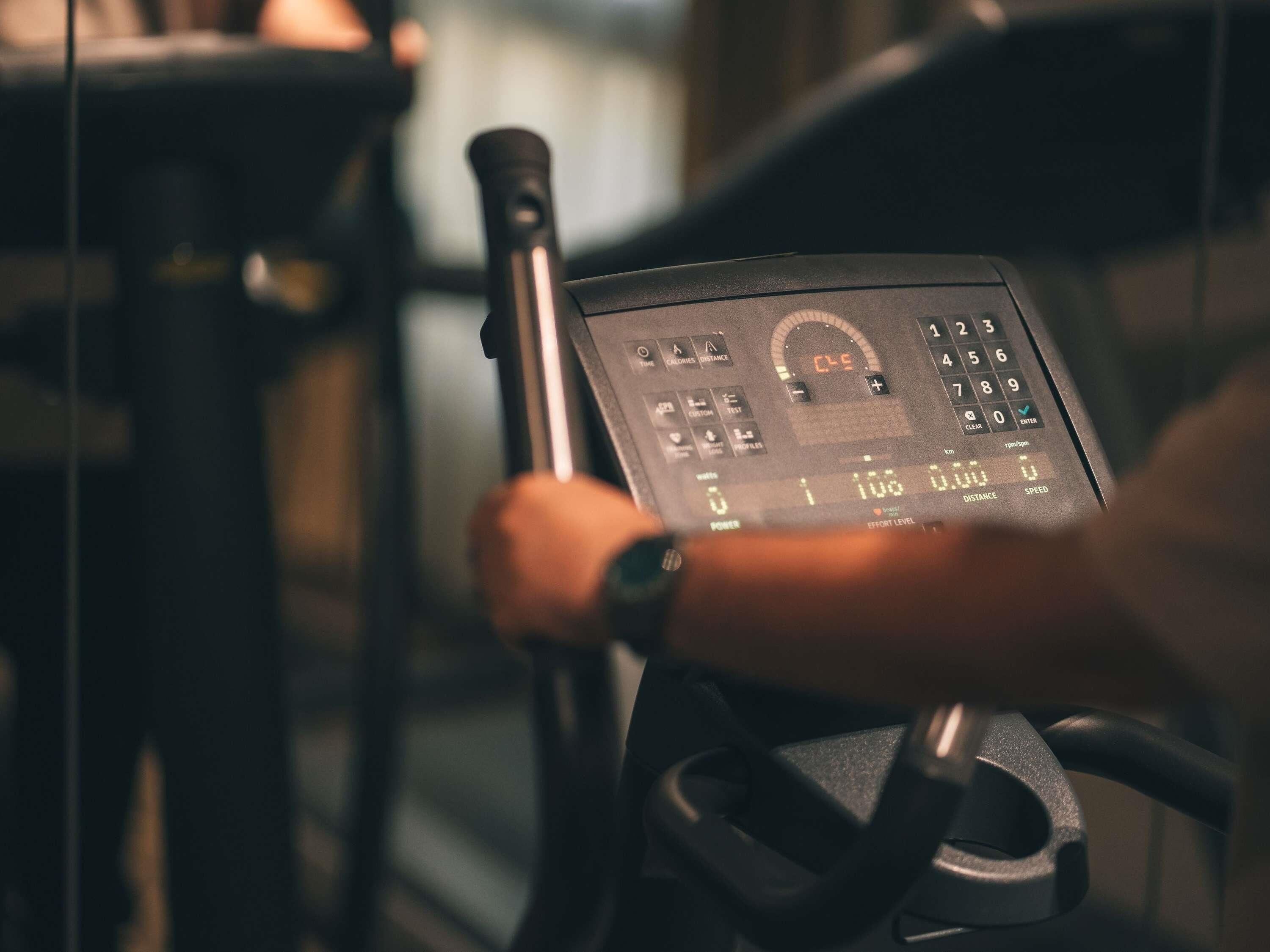 Una bicicleta estática con pantalla digital, manillar y panel de control.