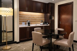 Junior suite, 1 slaapkamer (No View) | Woonruimte | Ledtelevisie