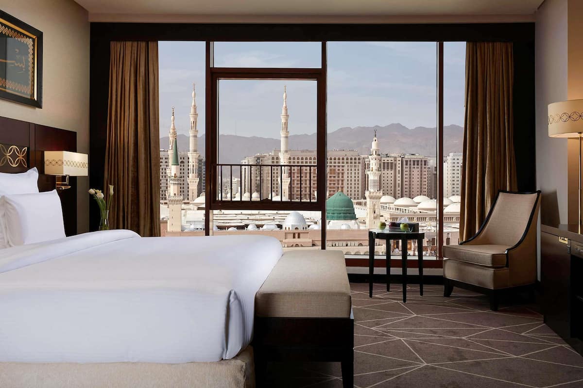 Junior suite, 1 slaapkamer (Panoramic Haram View) | Luxe beddengoed, een kluis op de kamer, een bureau, een laptopwerkplek