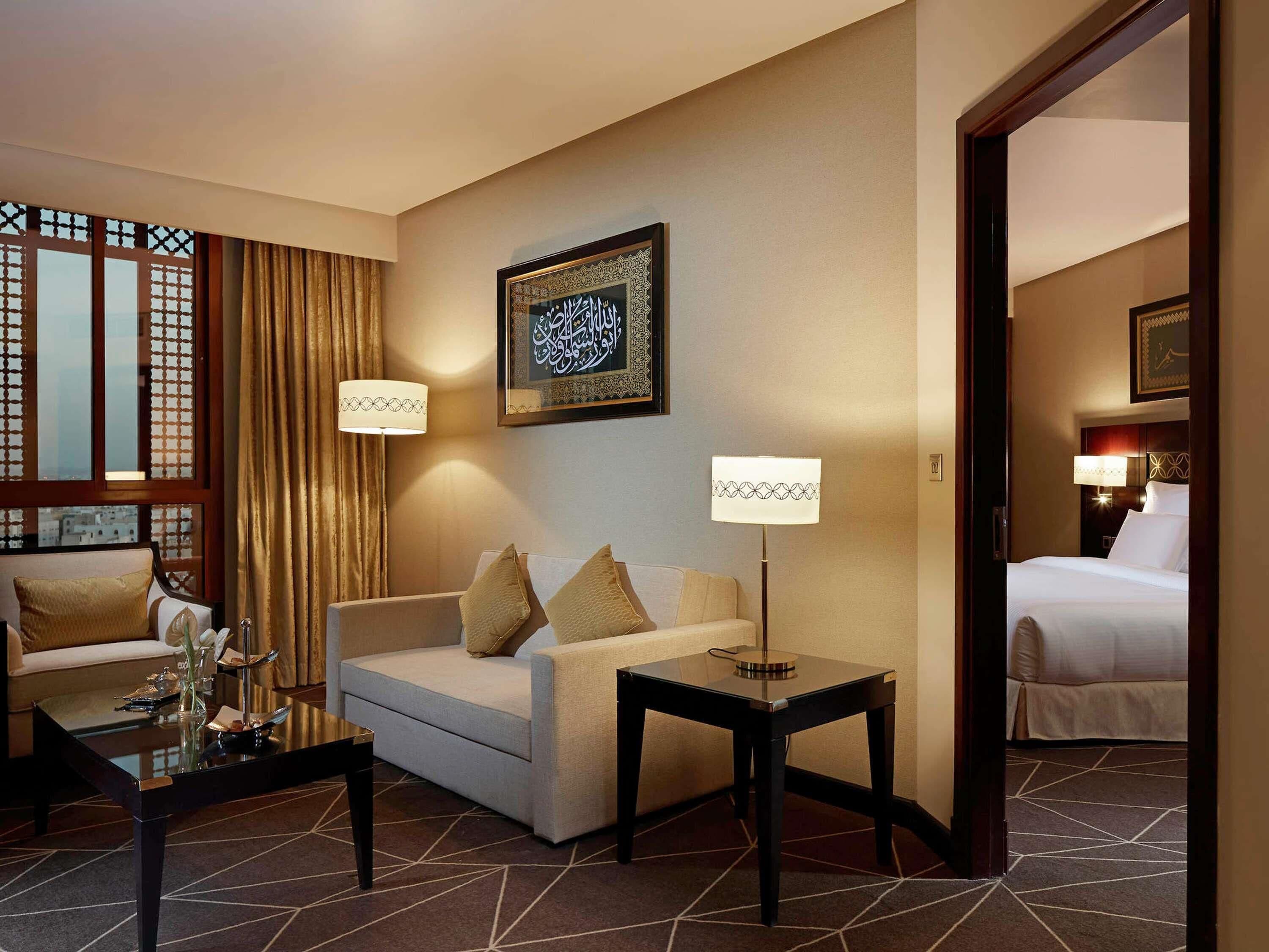 Deluxe Suite, 1 King Bed, City View