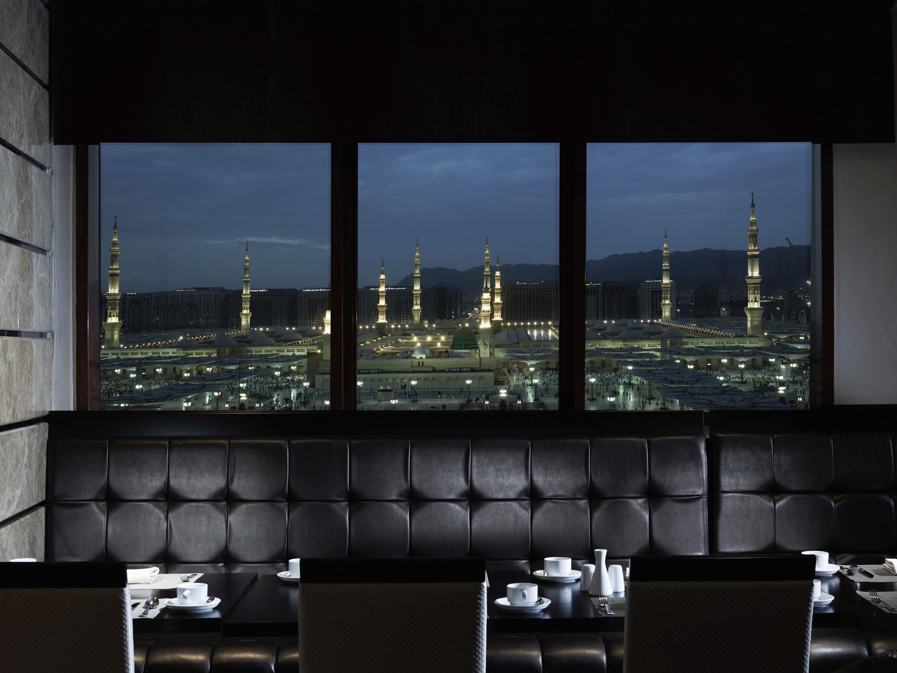 4 restaurants; breakfast, lunch, and dinner served
