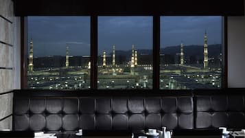 4 restaurants; breakfast, lunch, and dinner served