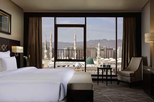 Suite junior, 1 habitación (Panoramic Haram View) | Ropa de cama de alta calidad y caja de seguridad en la habitación