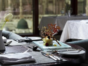4 restaurants, serveren ontbijt, lunch, diner, internationale gerechten