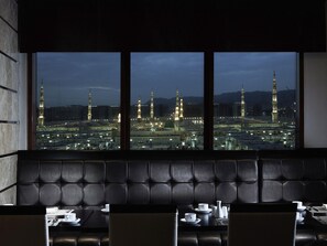 4 restaurants, breakfast, lunch, dinner served; international cuisine - Pullman Zamzam Madina (Madinah)