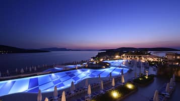 Alberca techada y 3 albercas al aire libre