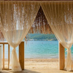 Plage, chaises longues, parasols, bar de plage