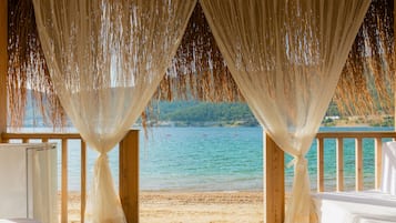 Am Strand, LiegestĂŒhle, Sonnenschirme, Strandbar