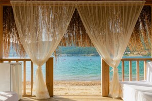 On the beach, sun loungers, beach umbrellas, beach bar - La Blanche Island Bodrum - All Inclusive (Milas)