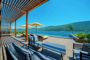 Royal Oda | Kaliteli yatak takımı, ücretsiz minibar, odada kasa, masa 