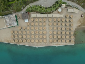 On the beach, sun loungers, beach umbrellas, beach bar - La Blanche Island Bodrum - All Inclusive (Milas)