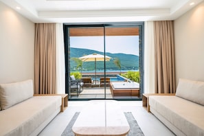 Deluxe Room | Living area | Flat-screen TV