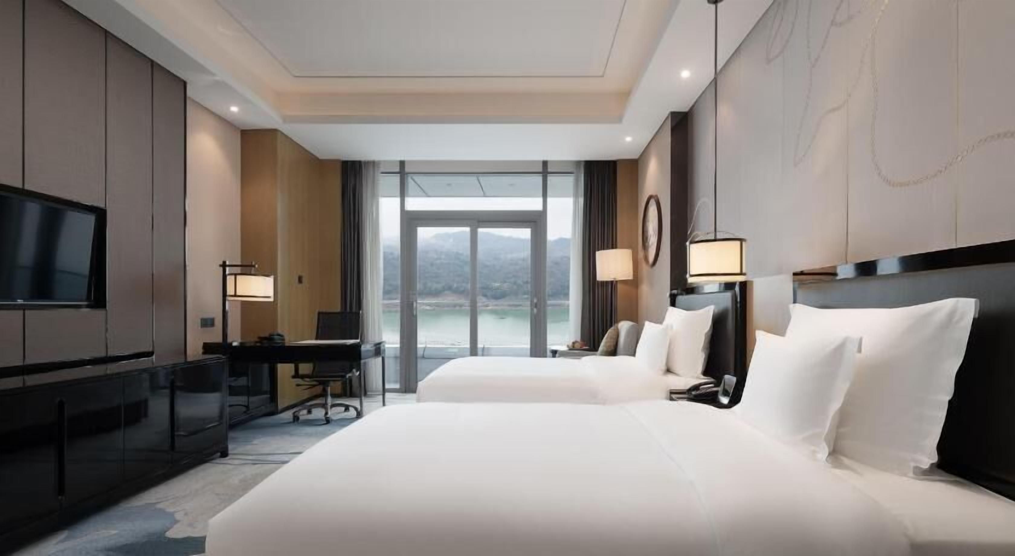 Frigobar, cofres nos quartos, escrivaninha, quartos à prova de som