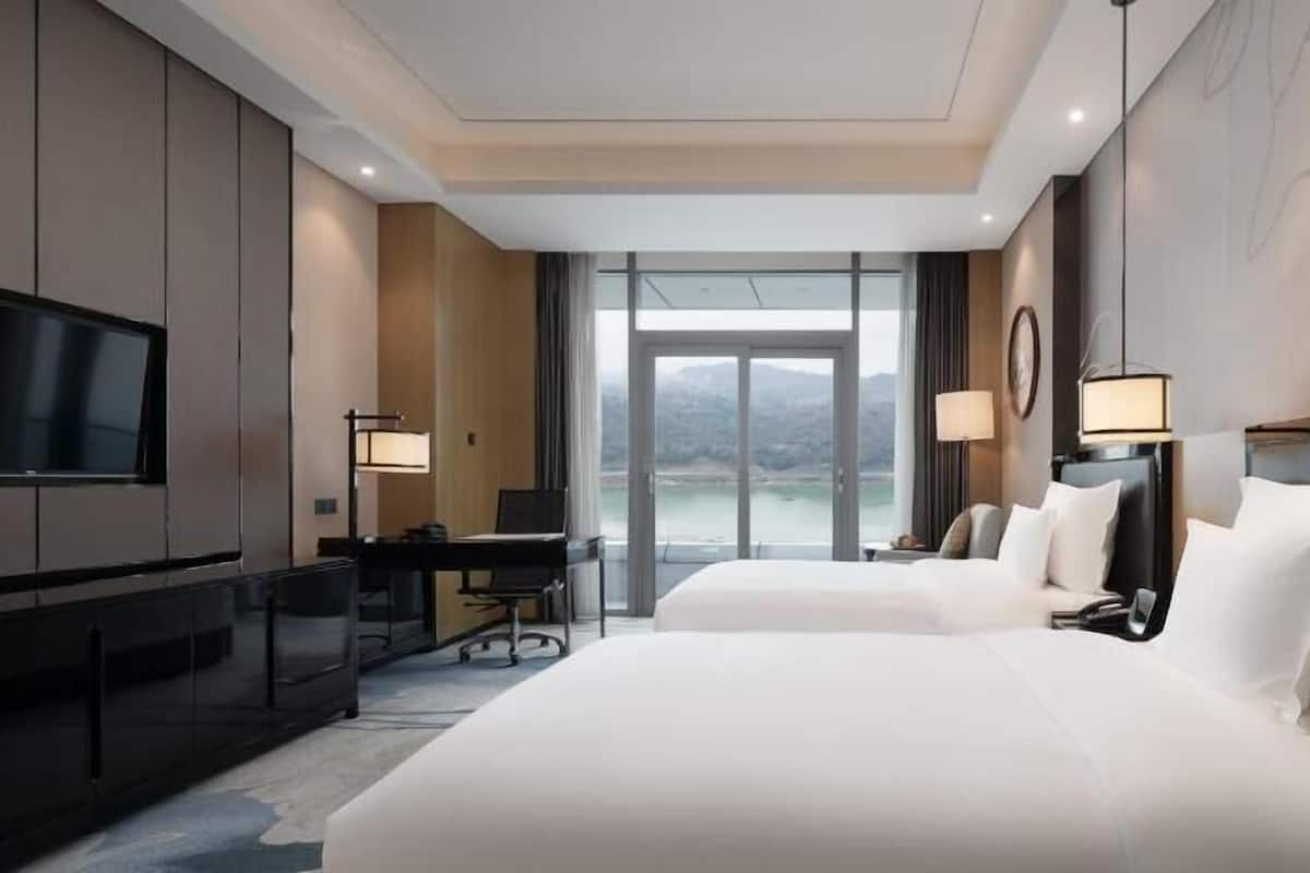 Minibar, caja de seguridad en la habitación y escritorio