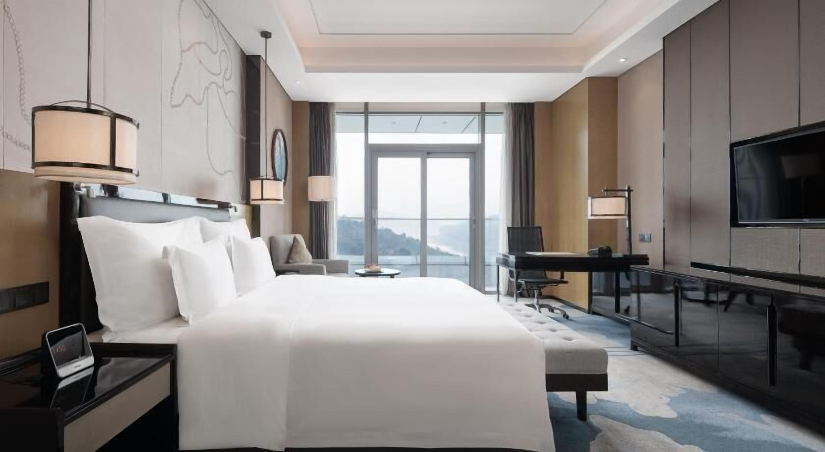 Frigobar, cofres nos quartos, escrivaninha, quartos à prova de som