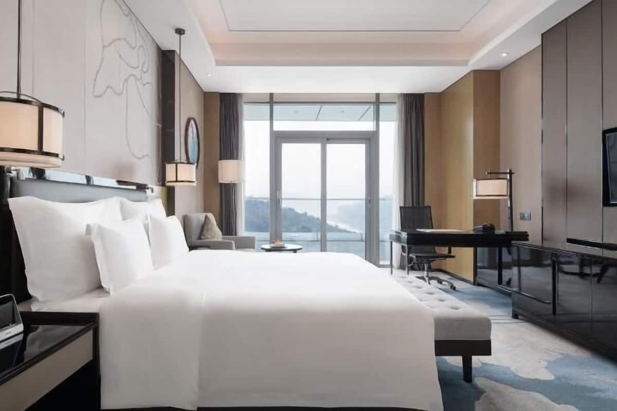 Minibar, caja de seguridad en la habitación y escritorio