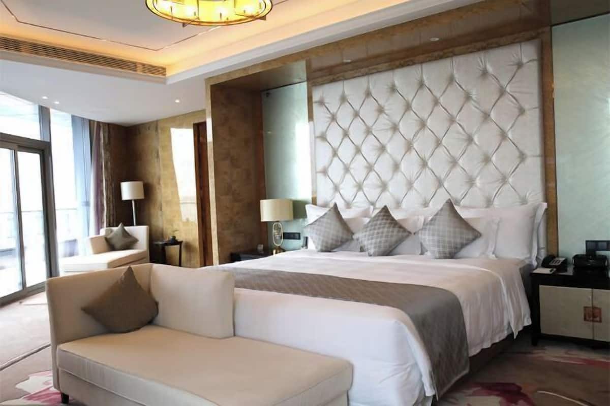 Minibar, in-room safe, desk, soundproofing