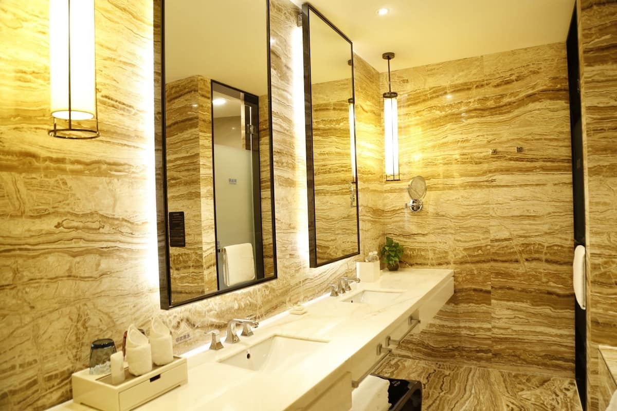 Baño | Regadera tipo lluvia, amenidades de baño ecológicas, toallas