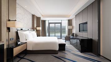 迷你吧、客房内保险箱、办公桌、隔音