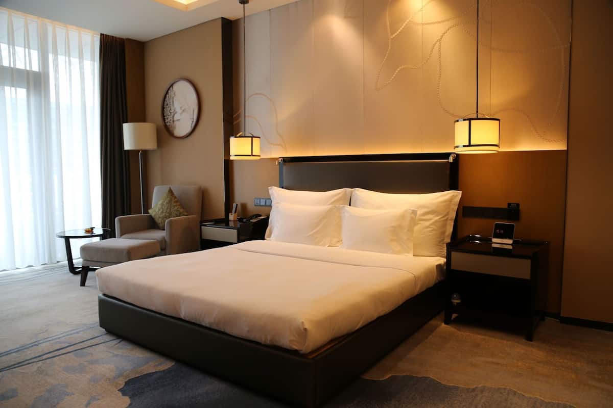 Minibar, caja de seguridad en la habitación y escritorio