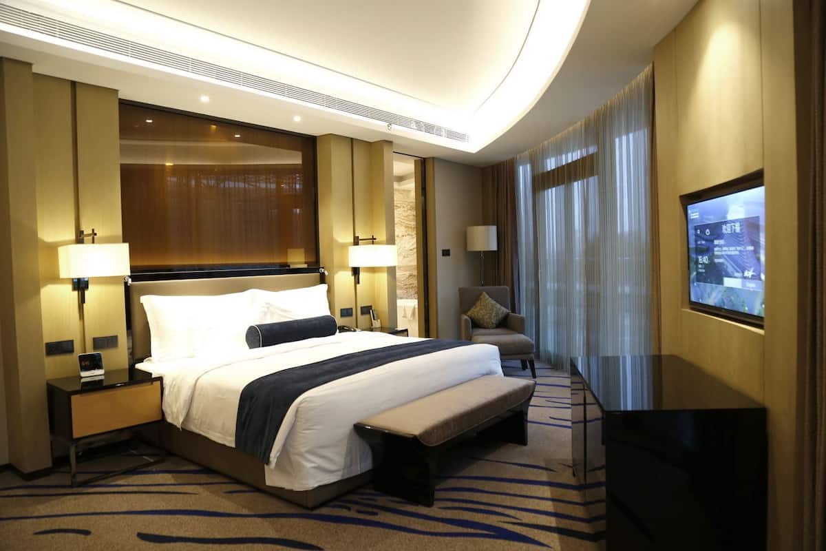 Minibar, caja de seguridad en la habitación y escritorio