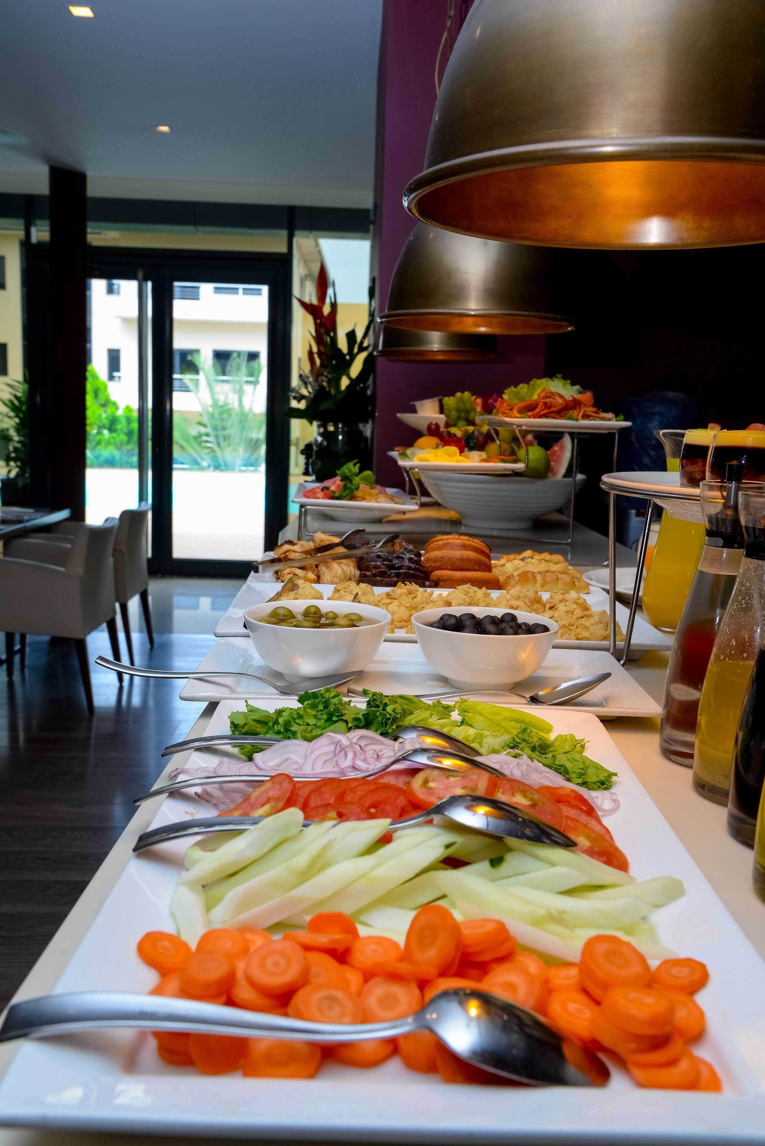 Petit déjeuner et déjeuner servis sur place, spécialités Cuisine locale