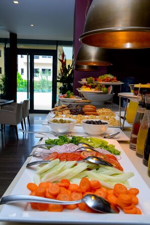 Frühstück, Mittagessen, Abendessen, lokale Küche 