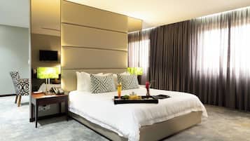 Phòng Suite | Két bảo mật tại phòng, bàn, khu vực làm việc phù hợp cho laptop