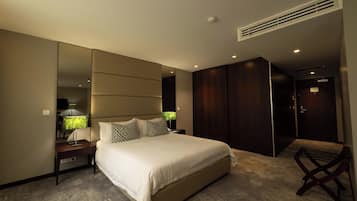 Caja de seguridad en la habitación y escritorio