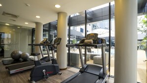 A gym with treadmills, elliptical machines, and exercise balls. - Fiesta Residences Boutique Hotel and Serviced Apartments (Accra)