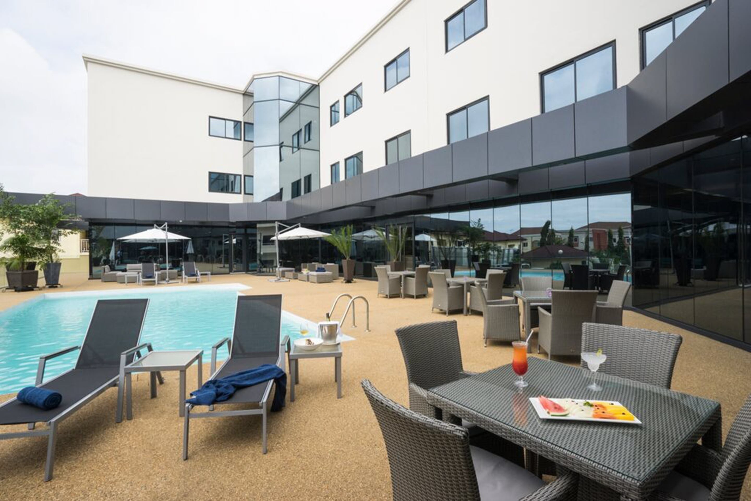 屋外プール、プール パラソル、サンラウンジャー