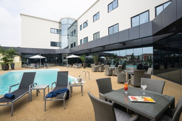 Outdoor pool, pool umbrellas, sun loungers