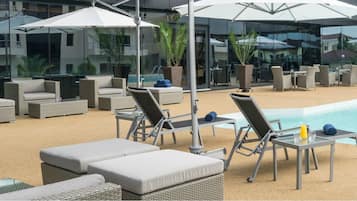 Piscine extérieure, parasols de plage, chaises longues