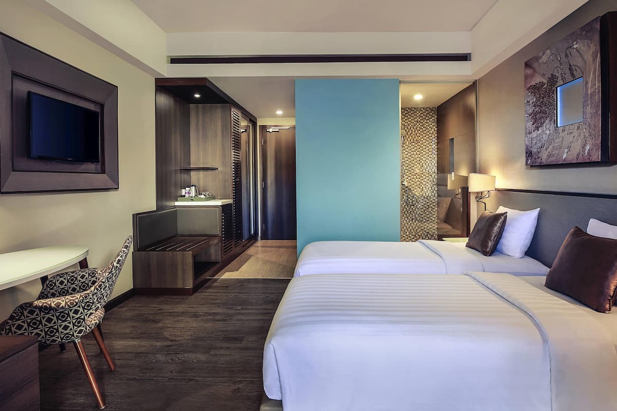 Chambre Deluxe avec lits jumeaux, 2 lits une place, balcon | 1 chambre, literie de qualité supérieure, minibar