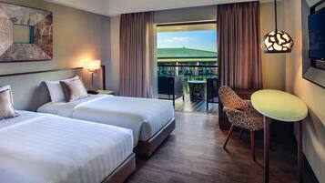 Habitación Deluxe con 2 camas individuales, 2 camas individuales, balcón | Ropa de cama de alta calidad y minibar