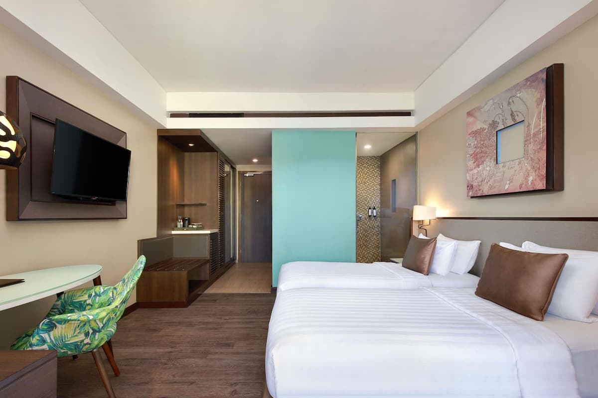 Deluxe Room, 2 Single Beds, Balcony, Pool View