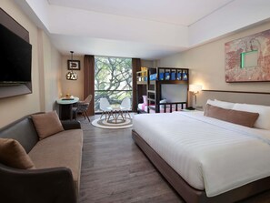 Family Room with 1 King Size and Children Bunk Bed | Peralatan tempat tidur premium, bar mini, peti besi dalam bilik, meja 
