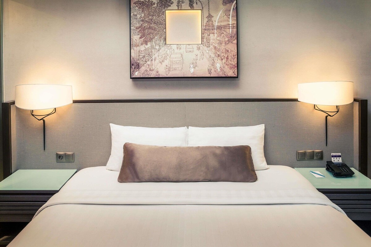 Seprai premium, minibar, brankas, dan meja kerja