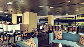 Melayani sarapan, makan siang, makan malam; sajian masakan Indonesia