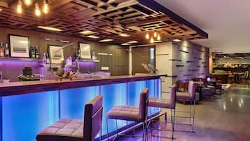 2 bares, bar junto a la piscina