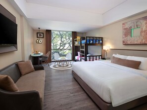 Family Room with 1 King Size and Children Bunk Bed | Seprai premium, minibar, brankas, dan meja kerja