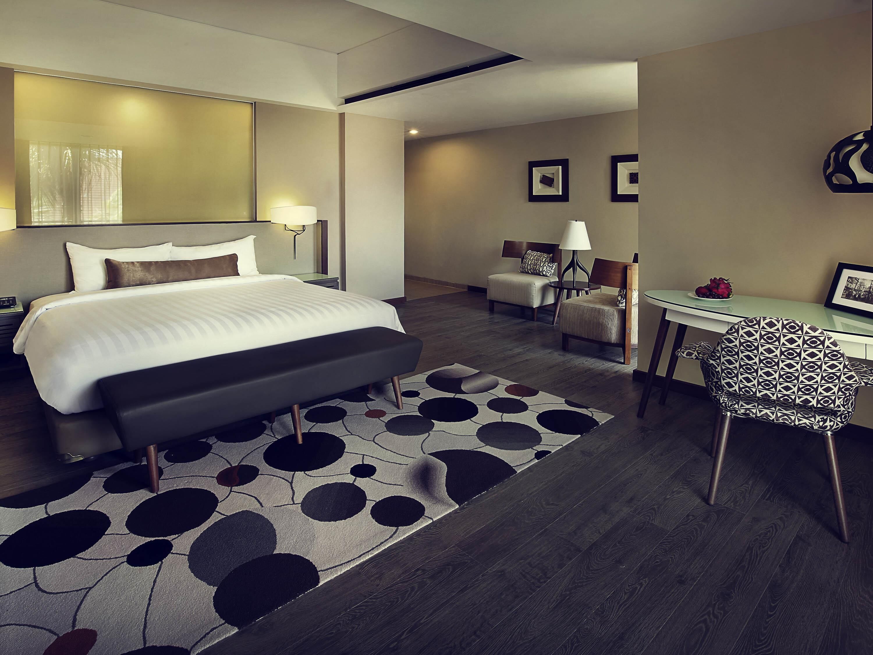 Suite, 1 King Bed, Balcony | Premium bedding, minibar, in-room safe, desk