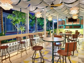 2 bar/ruang istirahat, bar tepi kolam 