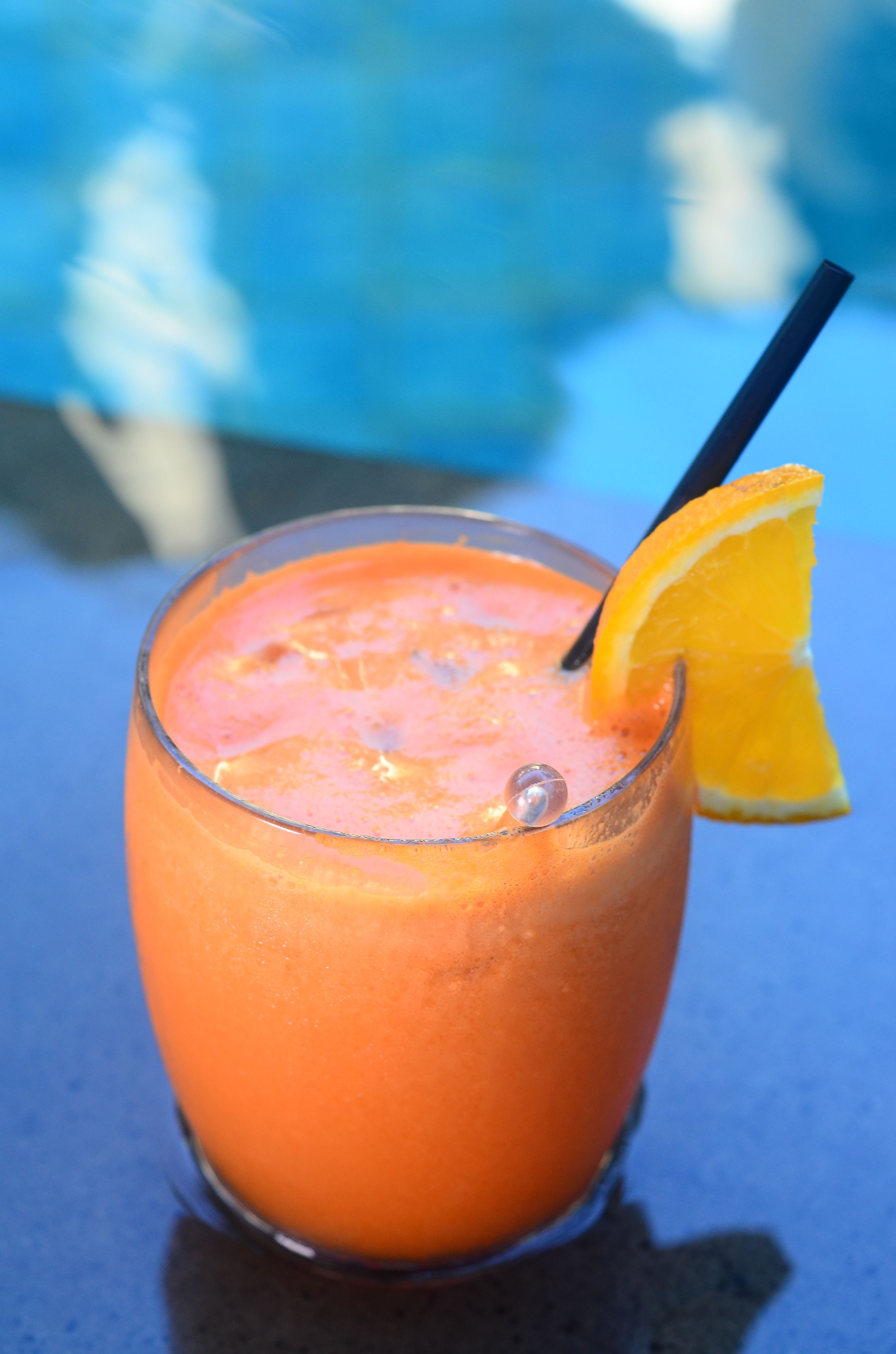 2 bars/lounges, poolside bar