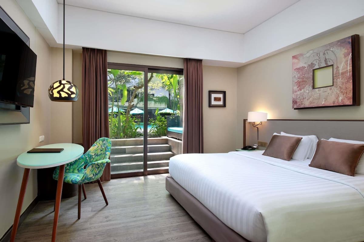 Deluxe Room, 1 King Bed, Pool Access